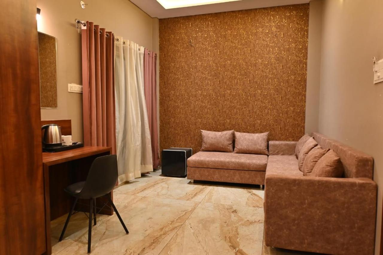 The Apple Tree Hotel Indore Exterior photo
